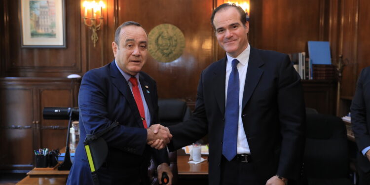 Presidente Giammattei se reúne con titular del Banco Interamericano de Desarrollo