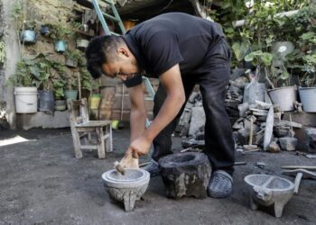 Piedras volcánicas sirven de lienzo para artesanos mexicanos