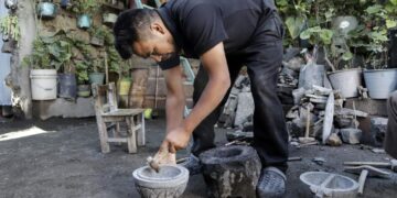 Piedras volcánicas sirven de lienzo para artesanos mexicanos