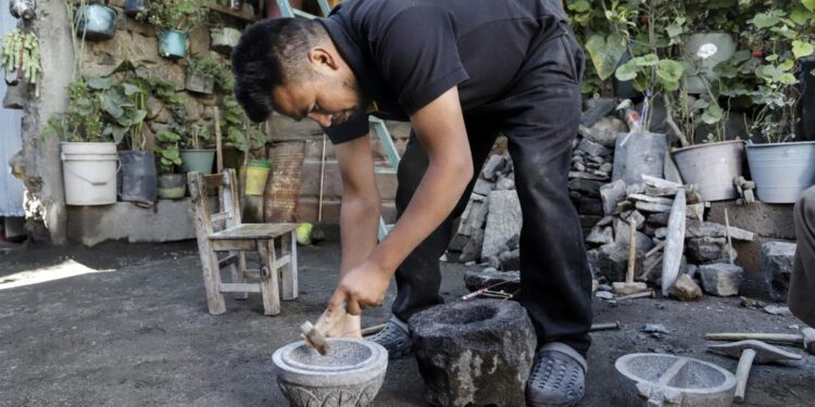 Piedras volcánicas sirven de lienzo para artesanos mexicanos