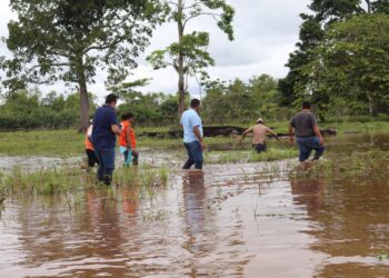 Visitan aldeas de Izabal afectadas por lluvias