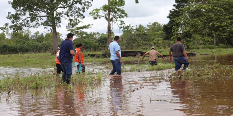 Visitan aldeas de Izabal afectadas por lluvias