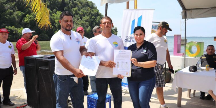 Certifican a asociación de pescadores artesanales en Izabal