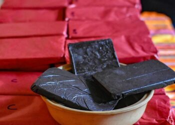 Vecinas de Cantel se capacitan en la producción de chocolate artesanal