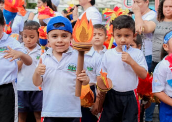 Con antorchas, pequeños de El Progreso anuncian 201 años de independencia patria
