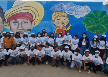 Adolescentes y jóvenes expresan su identidad por medio de mural