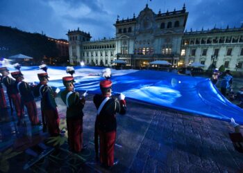 Llevan a cabo arriada de la bandera
