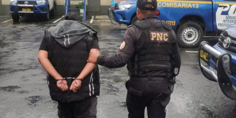 Detienen a presunto coyote por el traslado irregular de migrantes