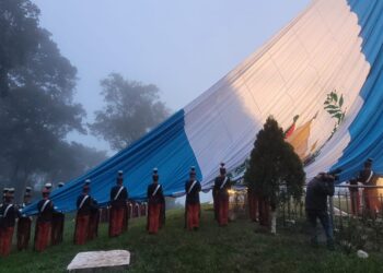 Izan la bandera nacional para conmemorar los 201 años de independencia