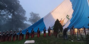 Izan la bandera nacional para conmemorar los 201 años de independencia
