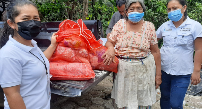 Adultos mayores reciben dotación de alimentos