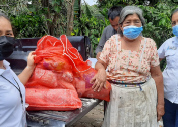 Adultos mayores reciben dotación de alimentos