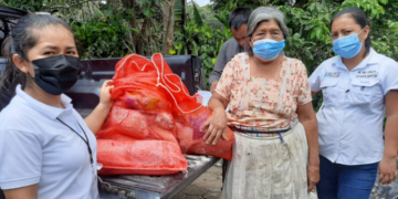 Adultos mayores reciben dotación de alimentos