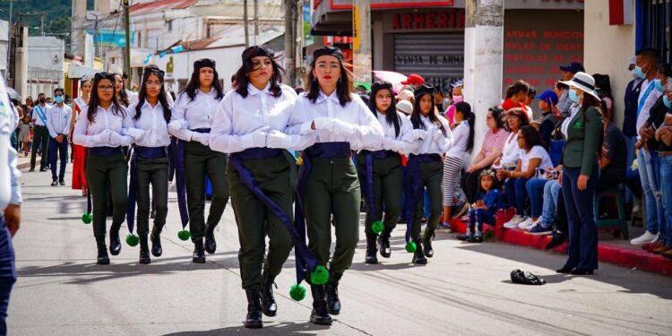 Engalanan calles de Jalapa para celebrar independencia