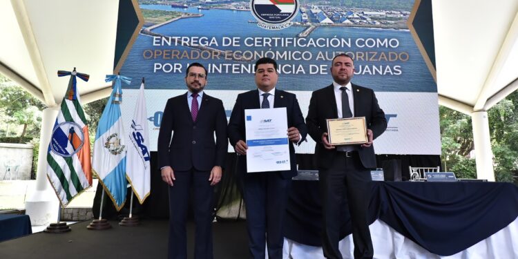SAT entrega certificación de operador económico autorizado a EPQ