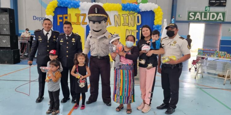 Más de 200 niños llegaron como invitados especiales al Parque Erick Barrondo. /Foto: PNC