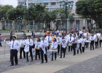 Bandas escolares desfilan por el Centro Histórico de Guatemala.