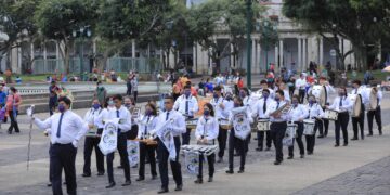 Bandas escolares desfilan por el Centro Histórico de Guatemala.