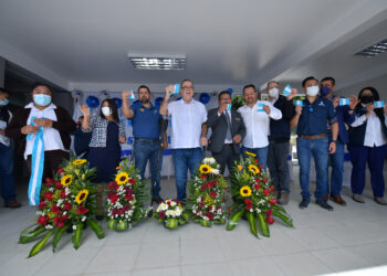 Presidente participa en entrega de remodelado CAP en Sibinal
