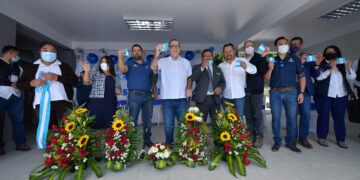Presidente participa en entrega de remodelado CAP en Sibinal