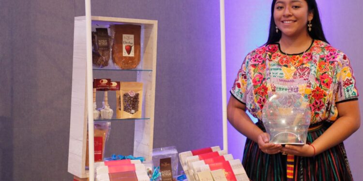 Cecilia Quijivix, sexta generación de la chocolatera Doña Pancha.