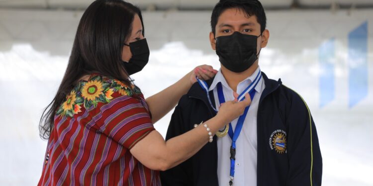 Condecoran a 36 estudiantes distinguidos por su excelencia académica
