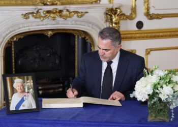 El embajador guatemalteco José Alberto Briz Gutiérrez firma el Libro de Condolencia en memoria de la Reina Isabel II .