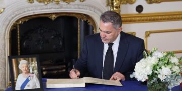 El embajador guatemalteco José Alberto Briz Gutiérrez firma el Libro de Condolencia en memoria de la Reina Isabel II .