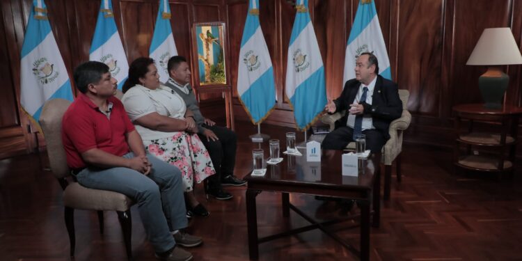 El mandatario Alejandro Giammmatei, a través del programa En consulta con el doctor Giammattei.