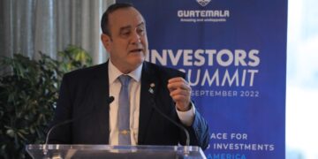 El presidente Alejandro Giammattei en su participación en el Investors Summit