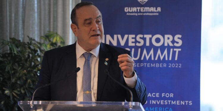 El presidente Alejandro Giammattei en su participación en el Investors Summit