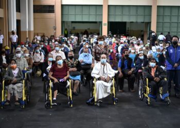 En Chinautla la Sosep otorgo sillas de ruedas a los adultos mayores .