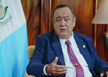 Presidente resalta labor de red consular a favor de guatemaltecos en el extranjero