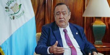 Presidente resalta labor de red consular a favor de guatemaltecos en el extranjero