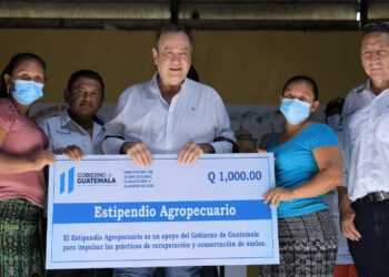 Ejecutivo otorga estipendios agropecuarios a 325 productores de San Antonio Suchitepéquez
