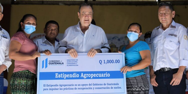 Ejecutivo otorga estipendios agropecuarios a 325 productores de San Antonio Suchitepéquez