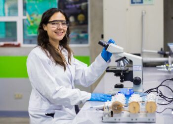 Katherinne Herrera Jordán, una heroína de la microbiología espacial