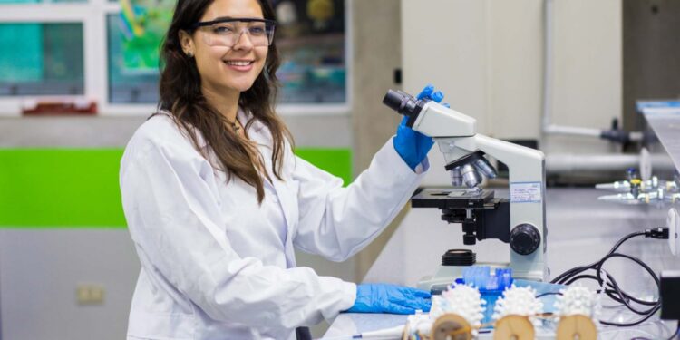 Katherinne Herrera Jordán, una heroína de la microbiología espacial