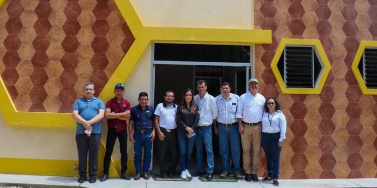 Senacyt constata tecnología e innovación en centro de acopio de productos apícolas