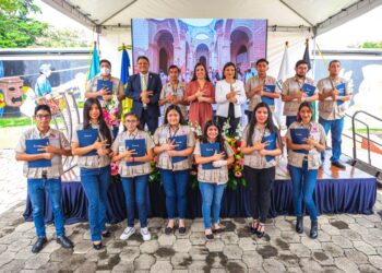 Se gradúa primera promoción de guías turísticos con discapacidad auditiva