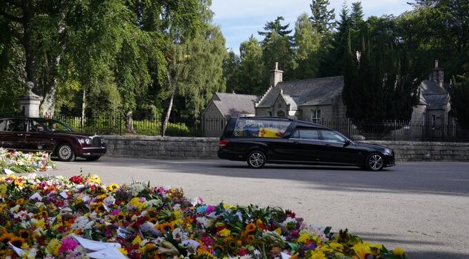 Cortejo fúnebre de Isabel II entra en Edimburgo