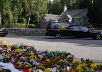 Cortejo fúnebre de Isabel II entra en Edimburgo