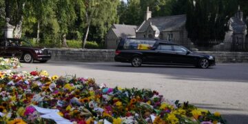 Cortejo fúnebre de Isabel II entra en Edimburgo