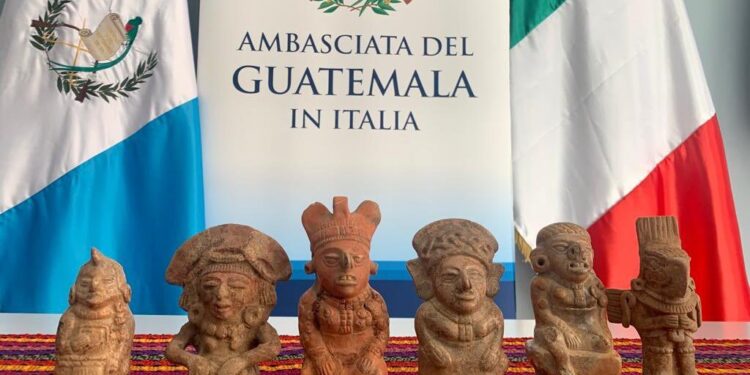 Guatemala recupera seis bienes prehispánicos en Italia