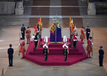 Carlos III y sus hermanos velan el féretro de Isabel II