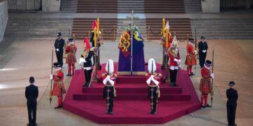 Carlos III y sus hermanos velan el féretro de Isabel II