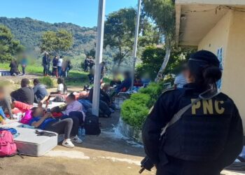 Detienen a 18 personas señaladas de transportar a 173 migrantes