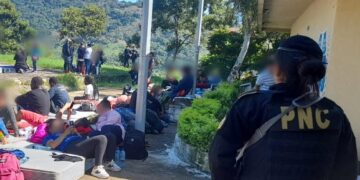 Detienen a 18 personas señaladas de transportar a 173 migrantes