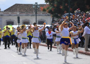 Bandas escolares y mucho colorido en el desfile patrio