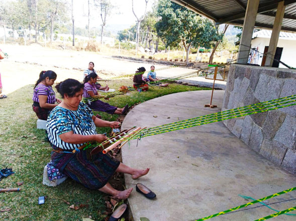Las mujeres de Santiago Atitlán, realizan el telar de cintura.